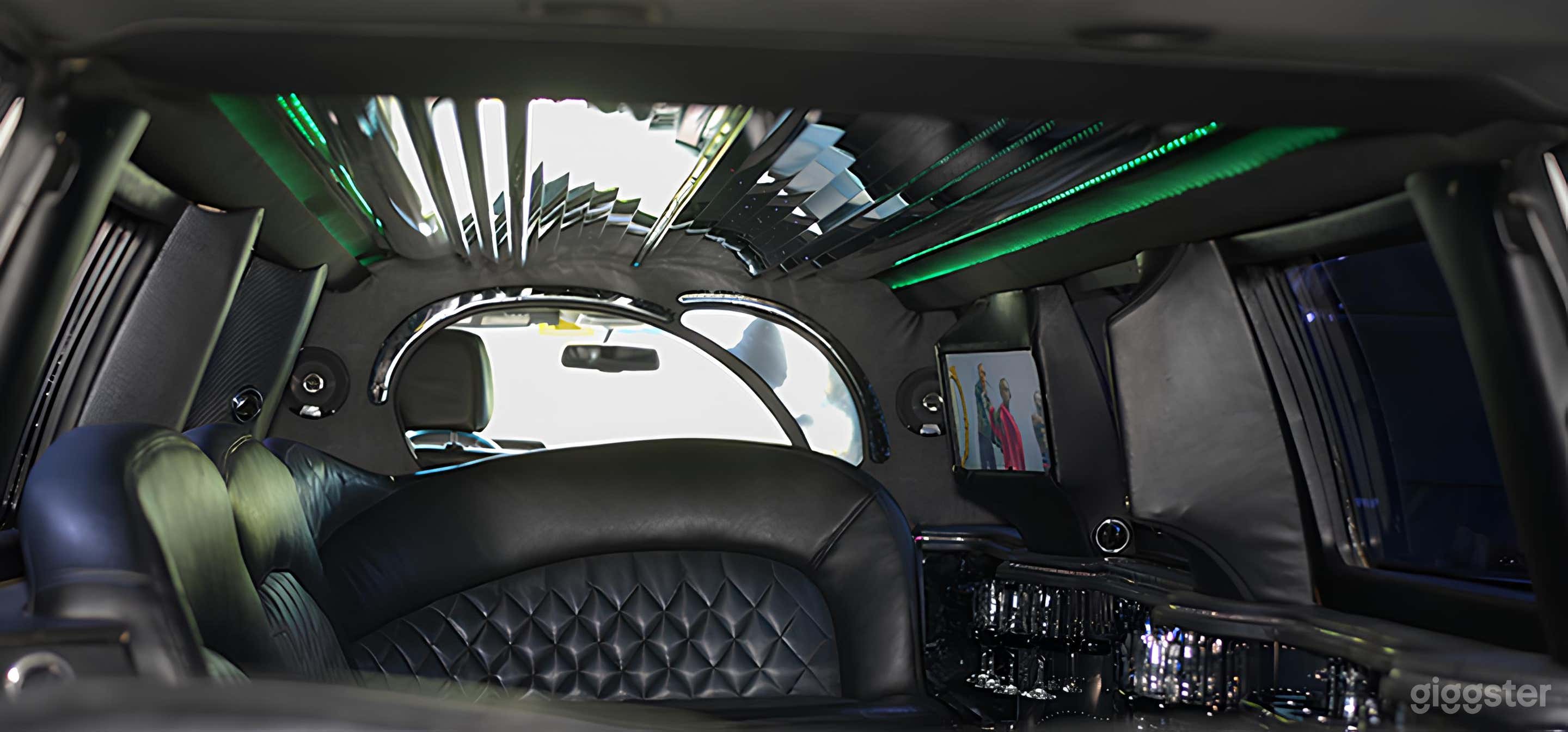 SUV Lincoln Navigator Stretch Limousine Photo 3