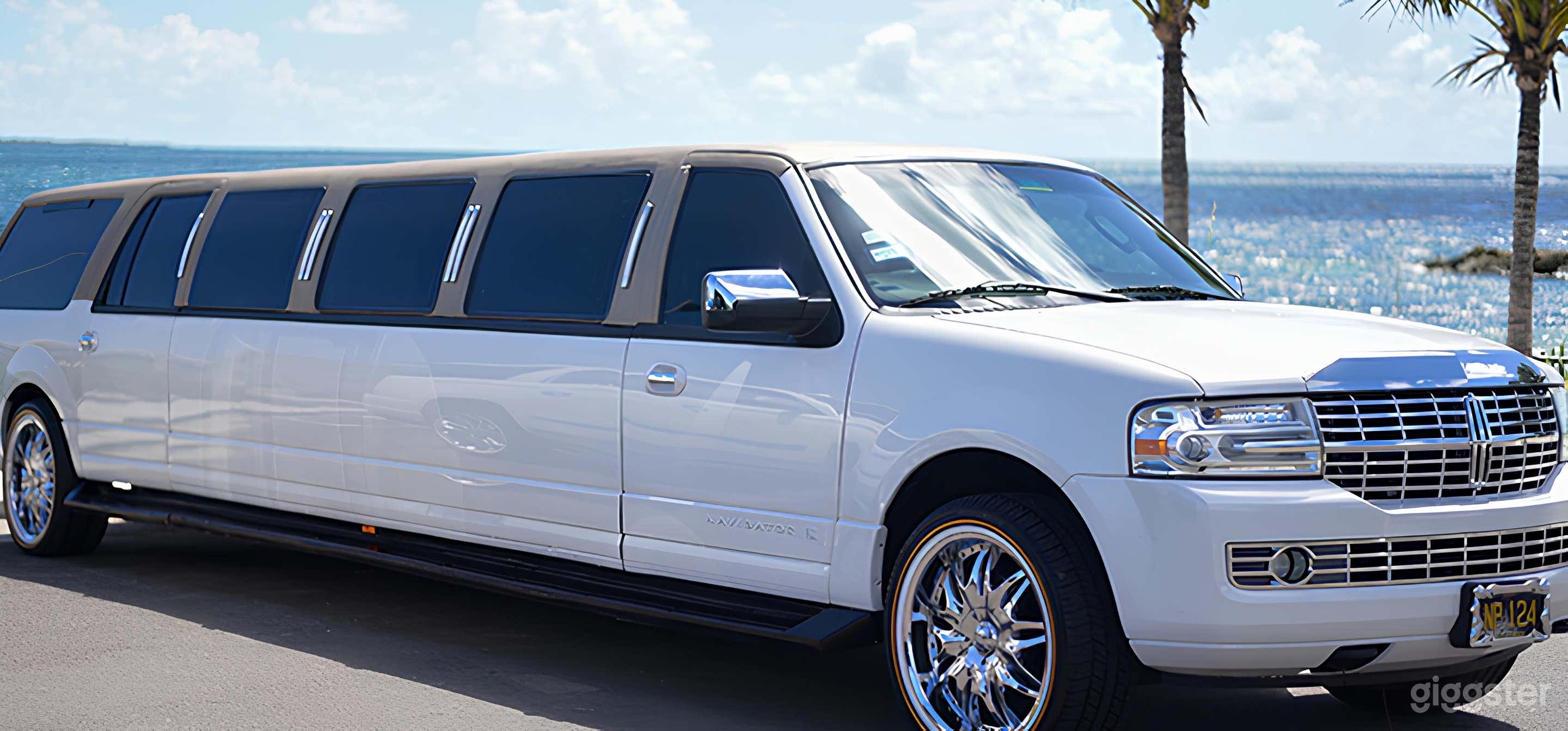 SUV Lincoln Navigator Stretch Limousine Photo 2