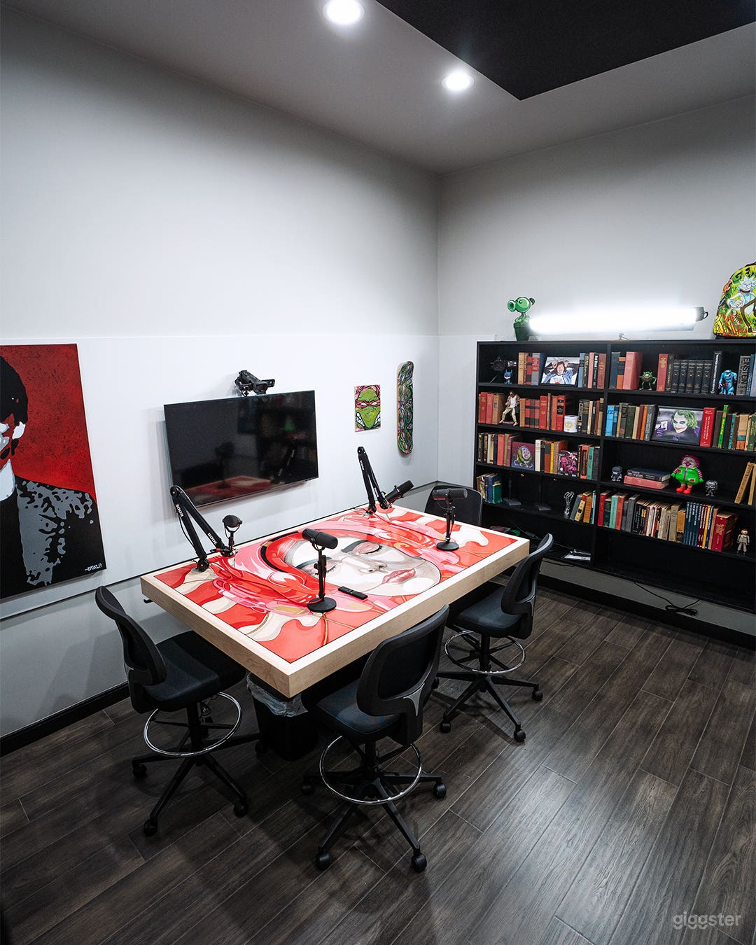 FULLY-EQUIPPED PODCAST STUDIO Photo 1