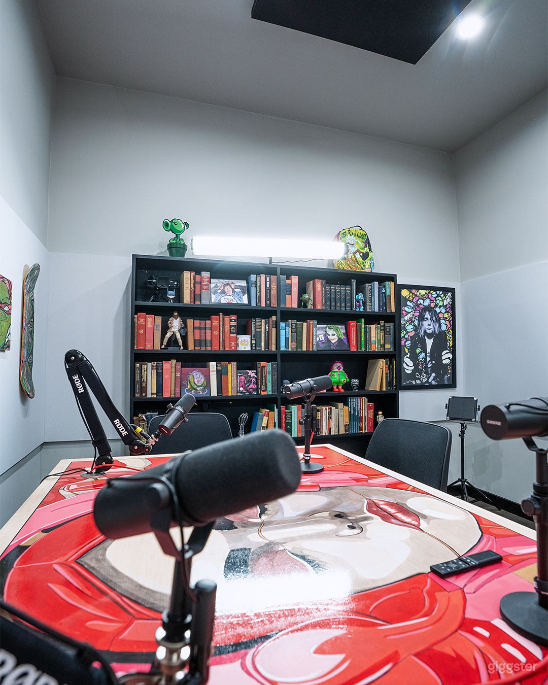 FULLY-EQUIPPED PODCAST STUDIO Photo 3