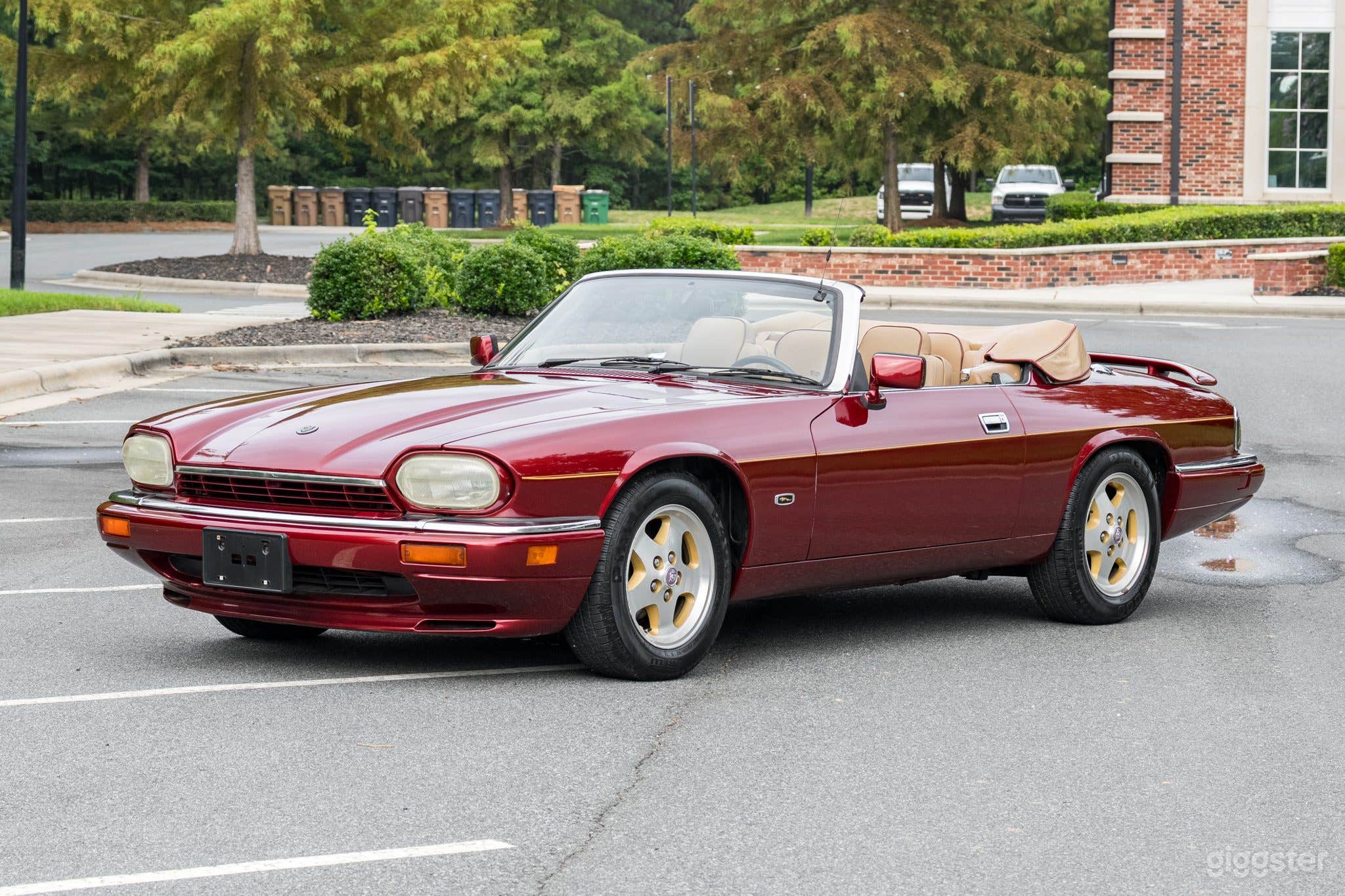 End-of-era V12 Convertible Jaguar Photo 4