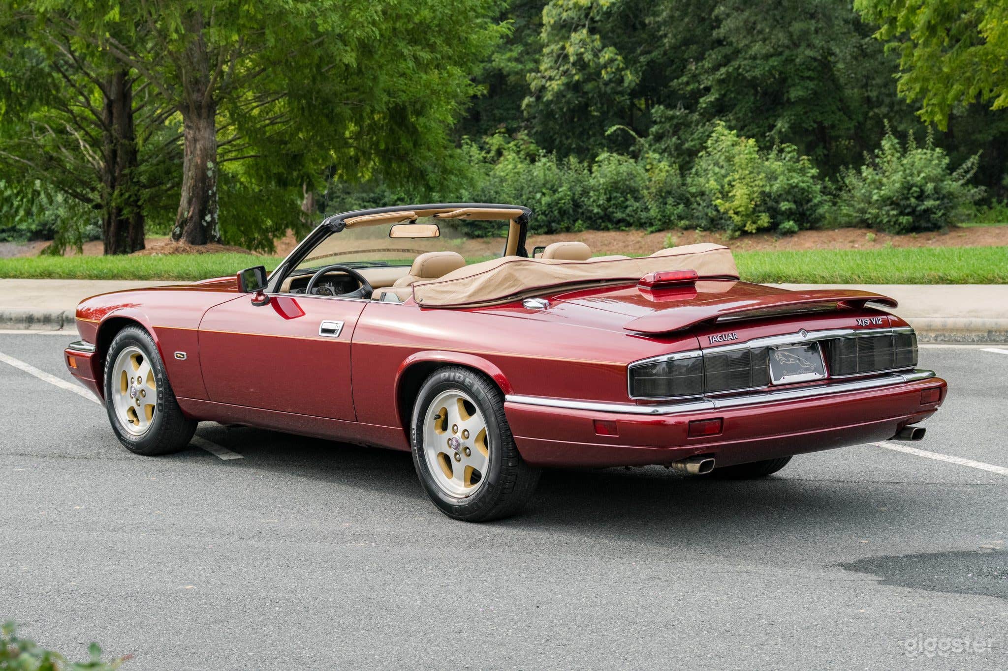 End-of-era V12 Convertible Jaguar Photo 3