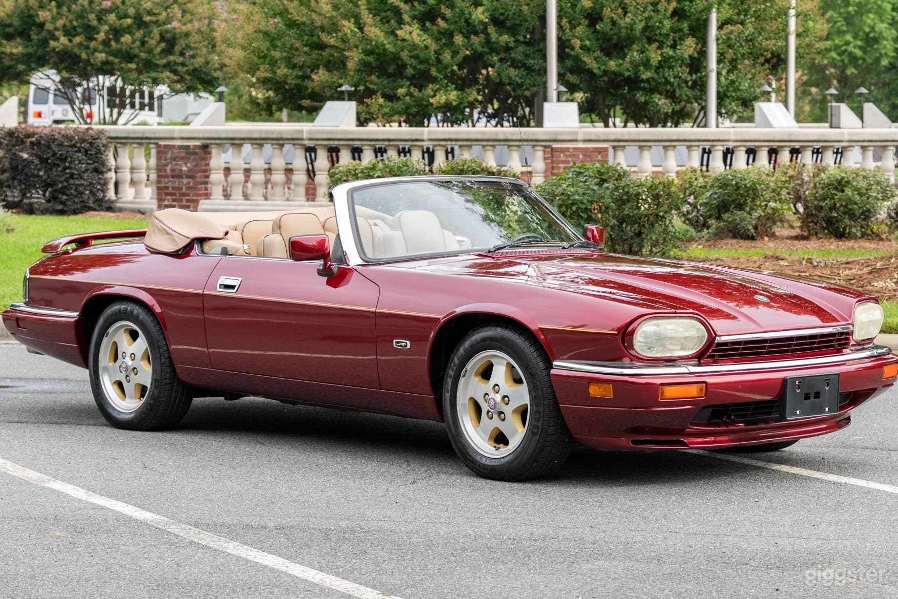 End-of-era V12 Convertible Jaguar Photo 1