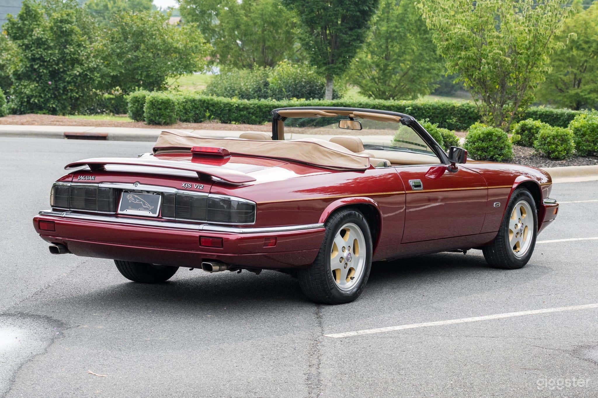 End-of-era V12 Convertible Jaguar Photo 2