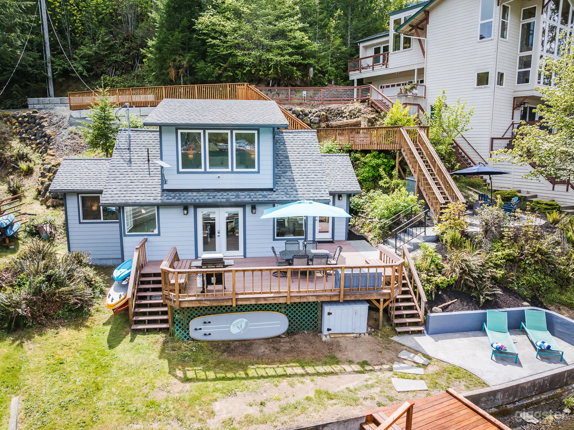 Tranquil Lakefront Escape Photo 2