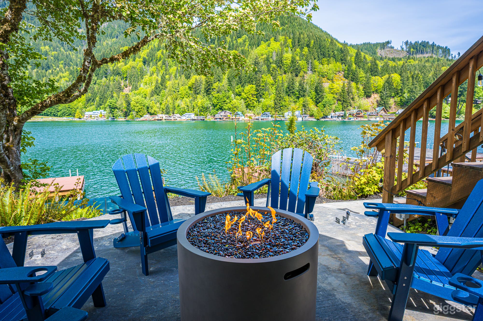 Tranquil Lakefront Escape Photo 4