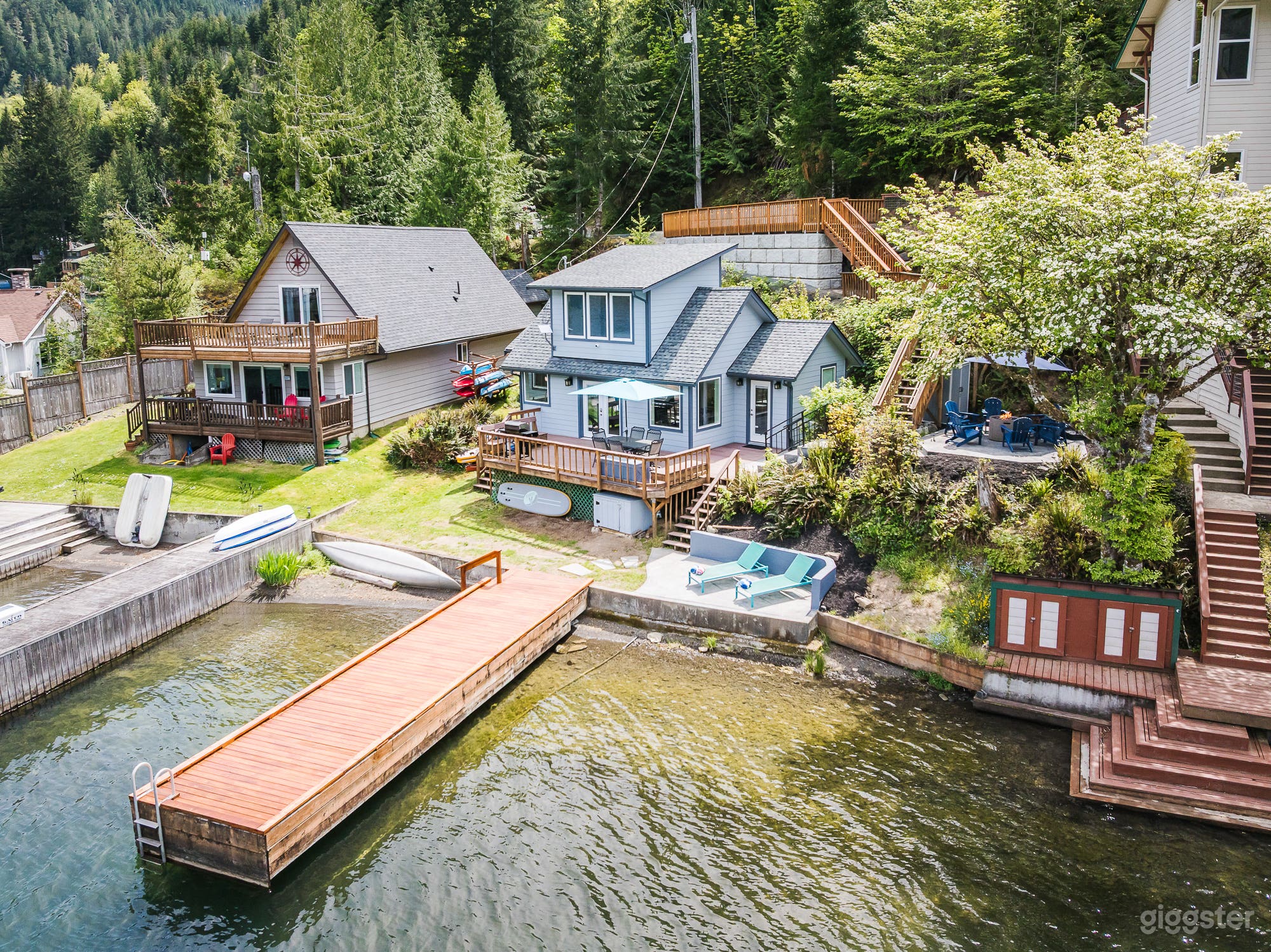 Tranquil Lakefront Escape Photo 3