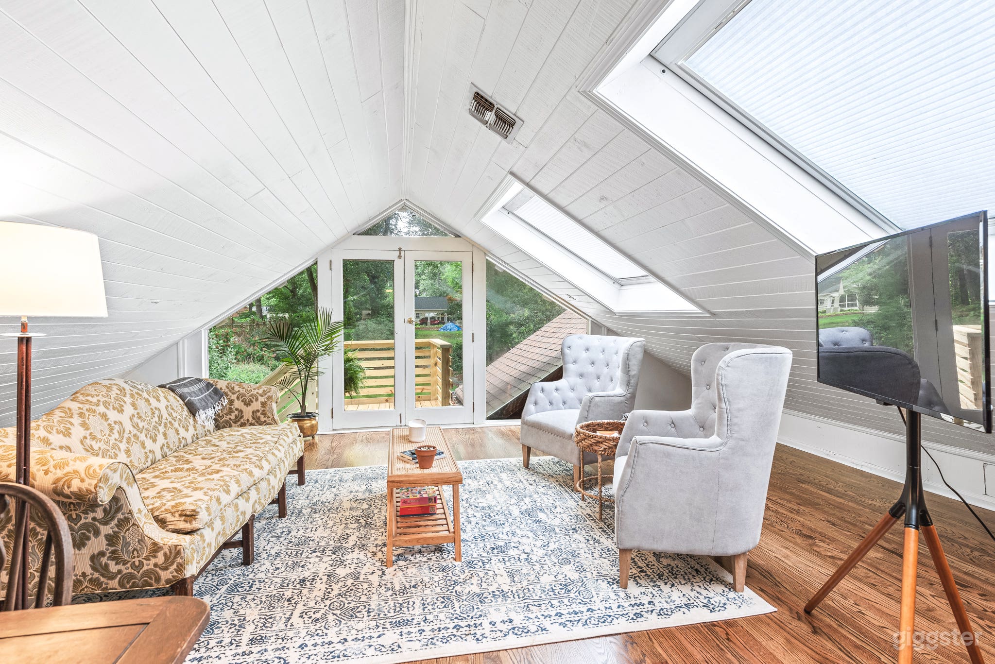 Sunny Upstairs Downtown Decatur Apartment Photo 1