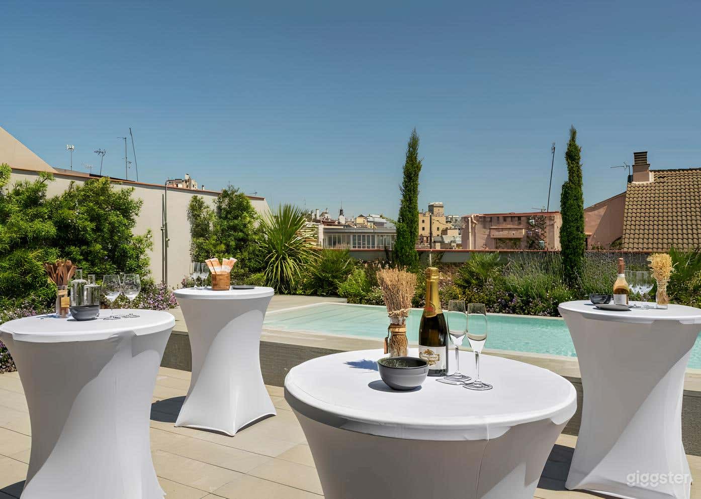 Piscina - Refreshing Rooftop Pool Photo 1