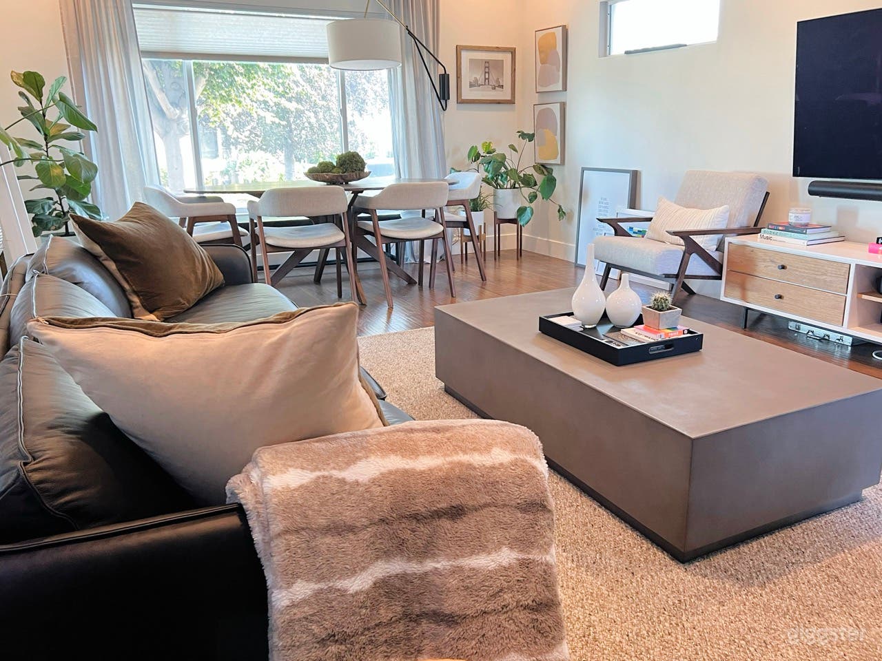 Living Room &amp; Dinning Room
Can be used as a conference table