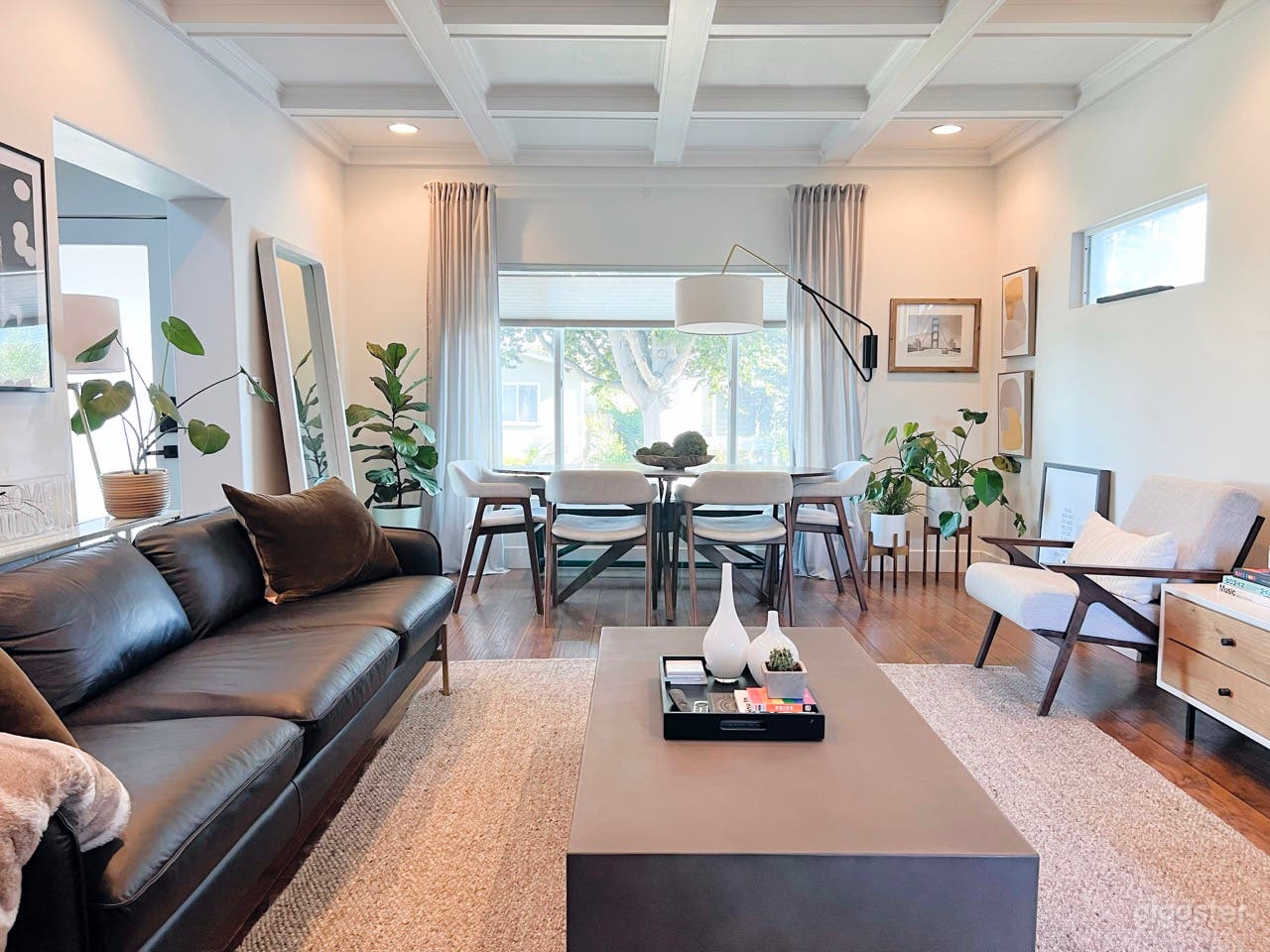 Living Room &amp; Dinning Room
Can be used as a conference table