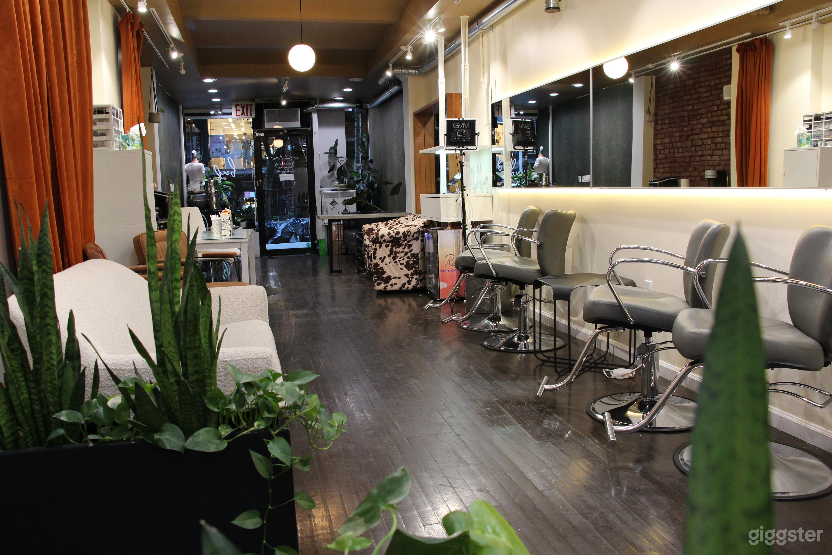 Bright, Open Concept Salon and Studio Space Photo 3