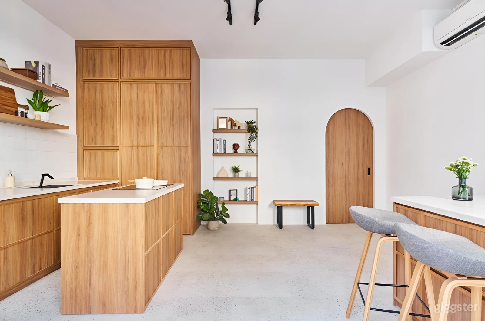 Inviting and Cozy Venue with Kitchen &amp; Indoor Courtyard - Level 1 Photo 2