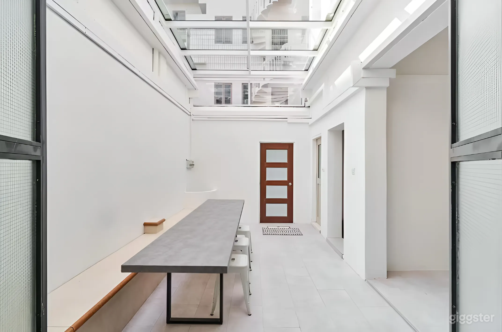 Inviting and Cozy Venue with Kitchen &amp; Indoor Courtyard - Level 1 Photo 4