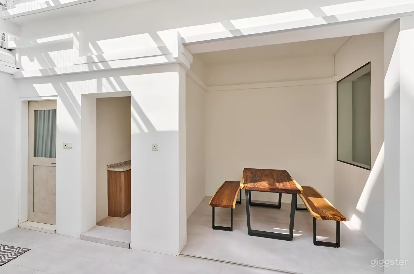 Inviting and Cozy Venue with Kitchen &amp; Indoor Courtyard - Level 1 Photo 3