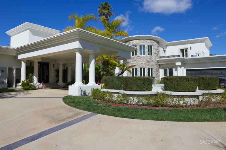  Entry w circular driveway 