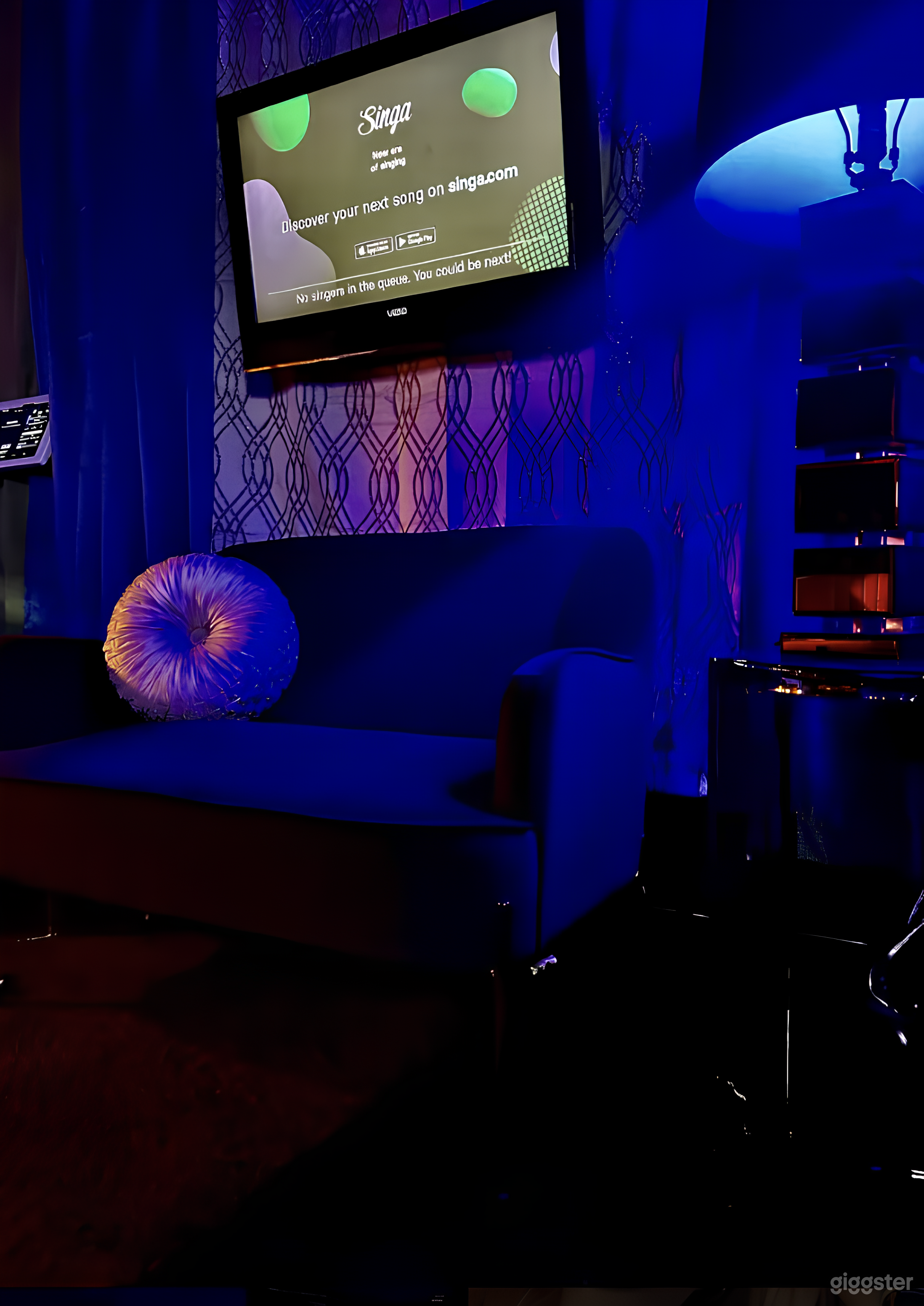 Karaoke Room Sits 9 Guests Photo 3