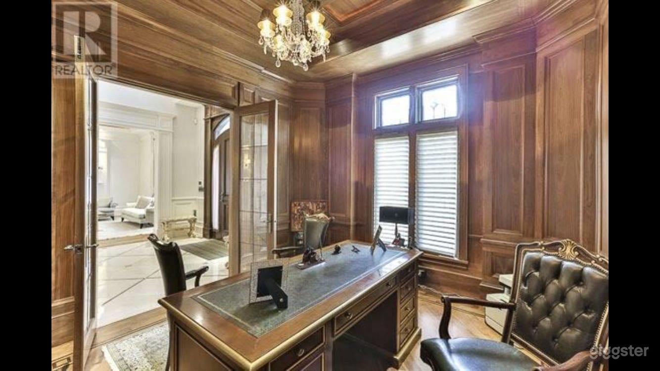 Open Space High Ceiling Bright House Photo 4