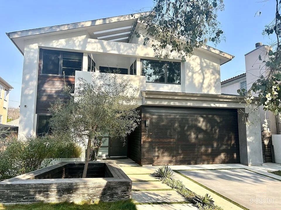 Chic Contemporary Modern Family Home Open Floor Plan Photo 1