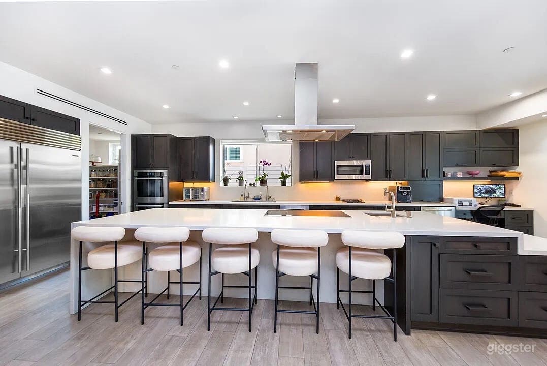 Chic Contemporary Modern Family Home Open Floor Plan Photo 2