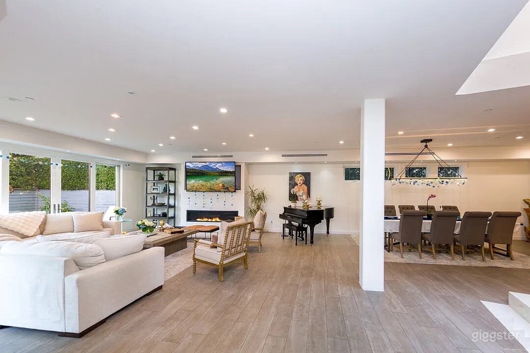 Chic Contemporary Modern Family Home Open Floor Plan Photo 3
