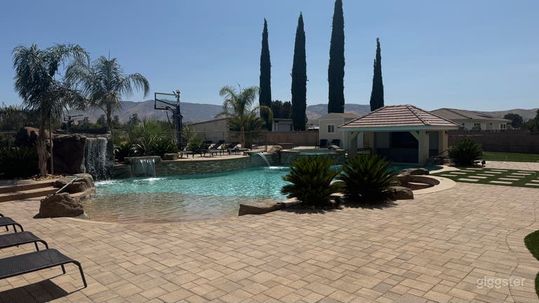  Patio Trasero Estilo Resort con Gran Piscina Personalizada Calefaccionada 