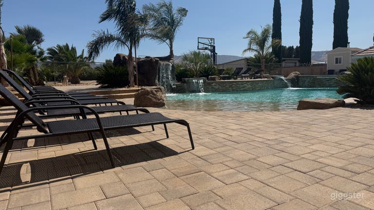  Patio Trasero Estilo Resort con Gran Piscina Personalizada Calefaccionada 