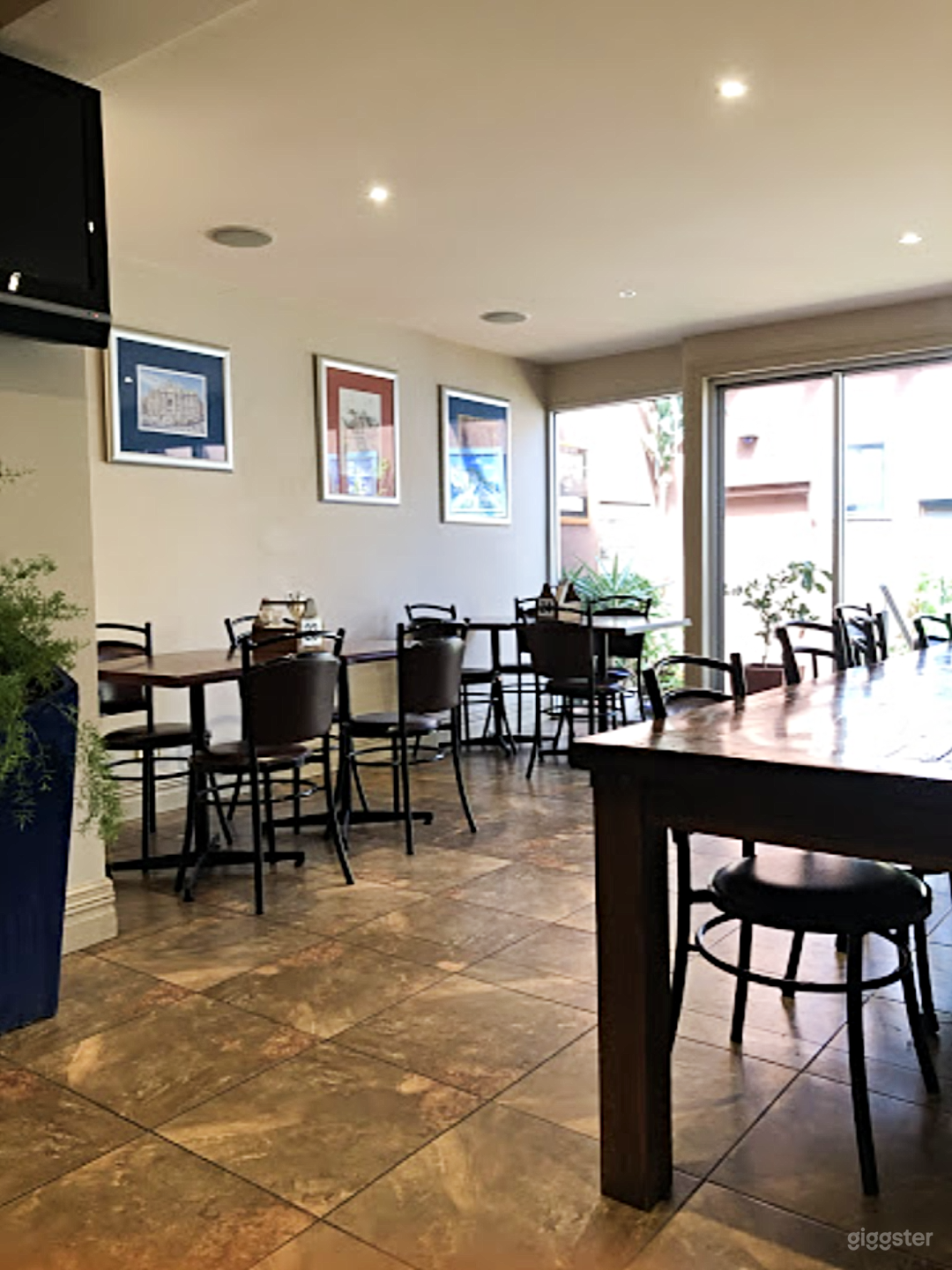 Entire Café Photo 3