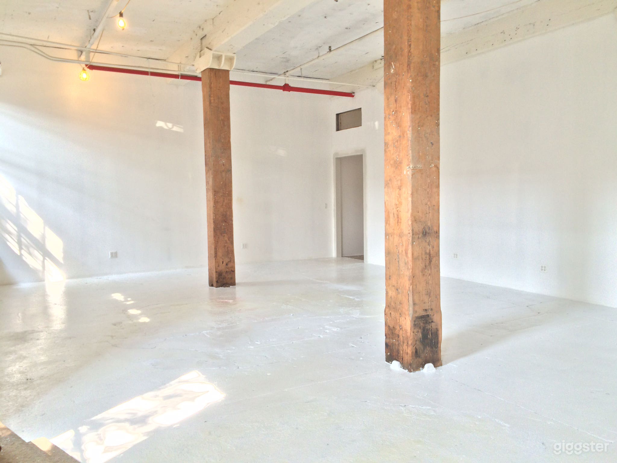 Bright And Clean Studio Photo 1