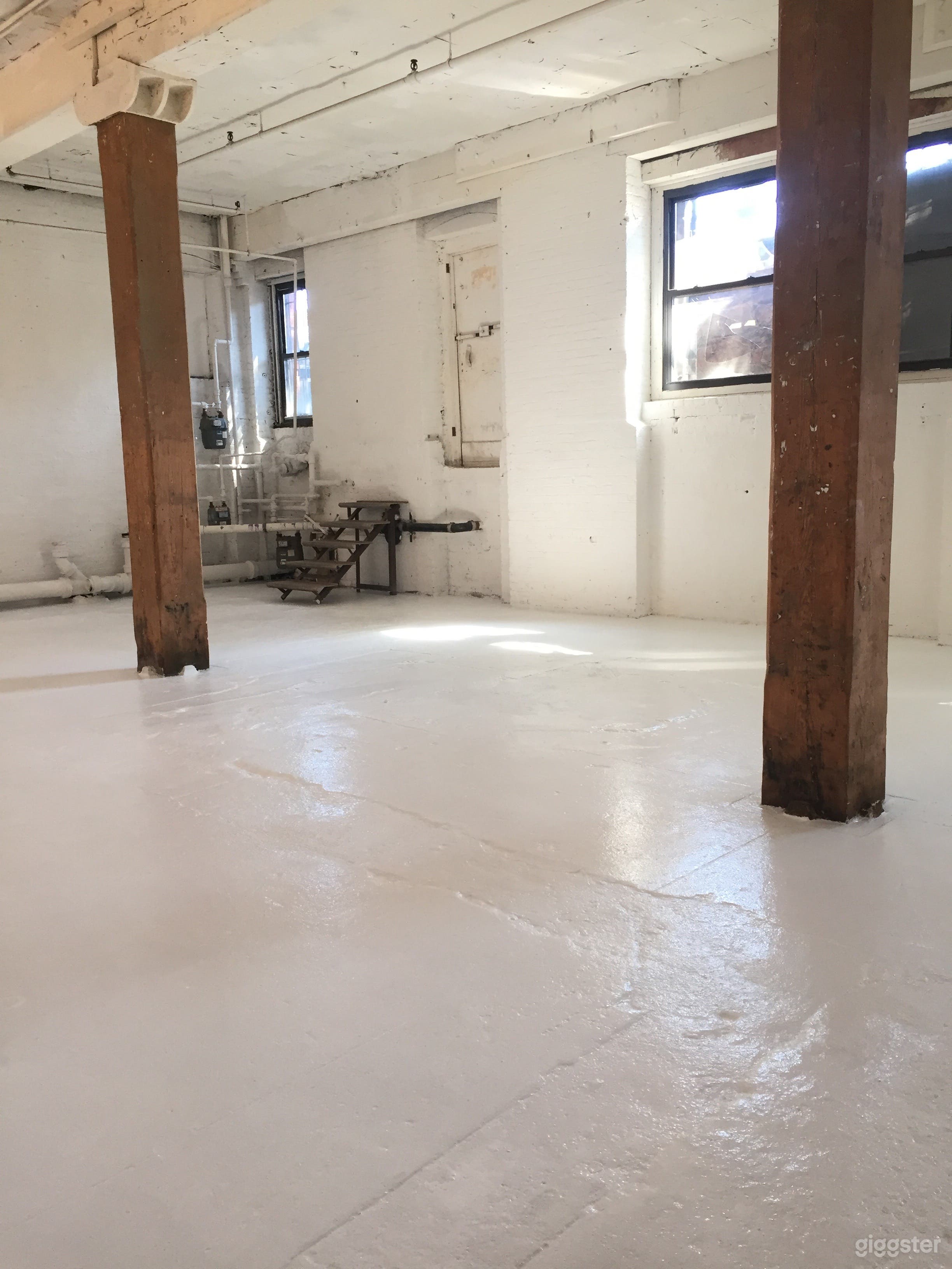 Bright And Clean Studio Photo 4