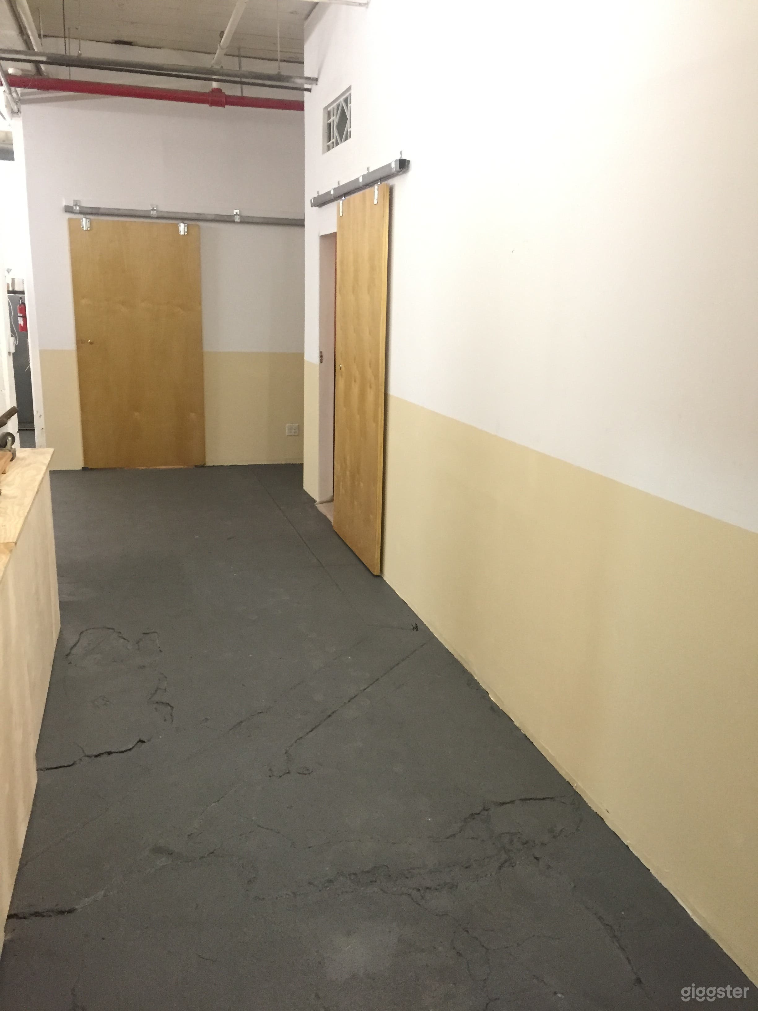 Bright And Clean Studio Photo 2