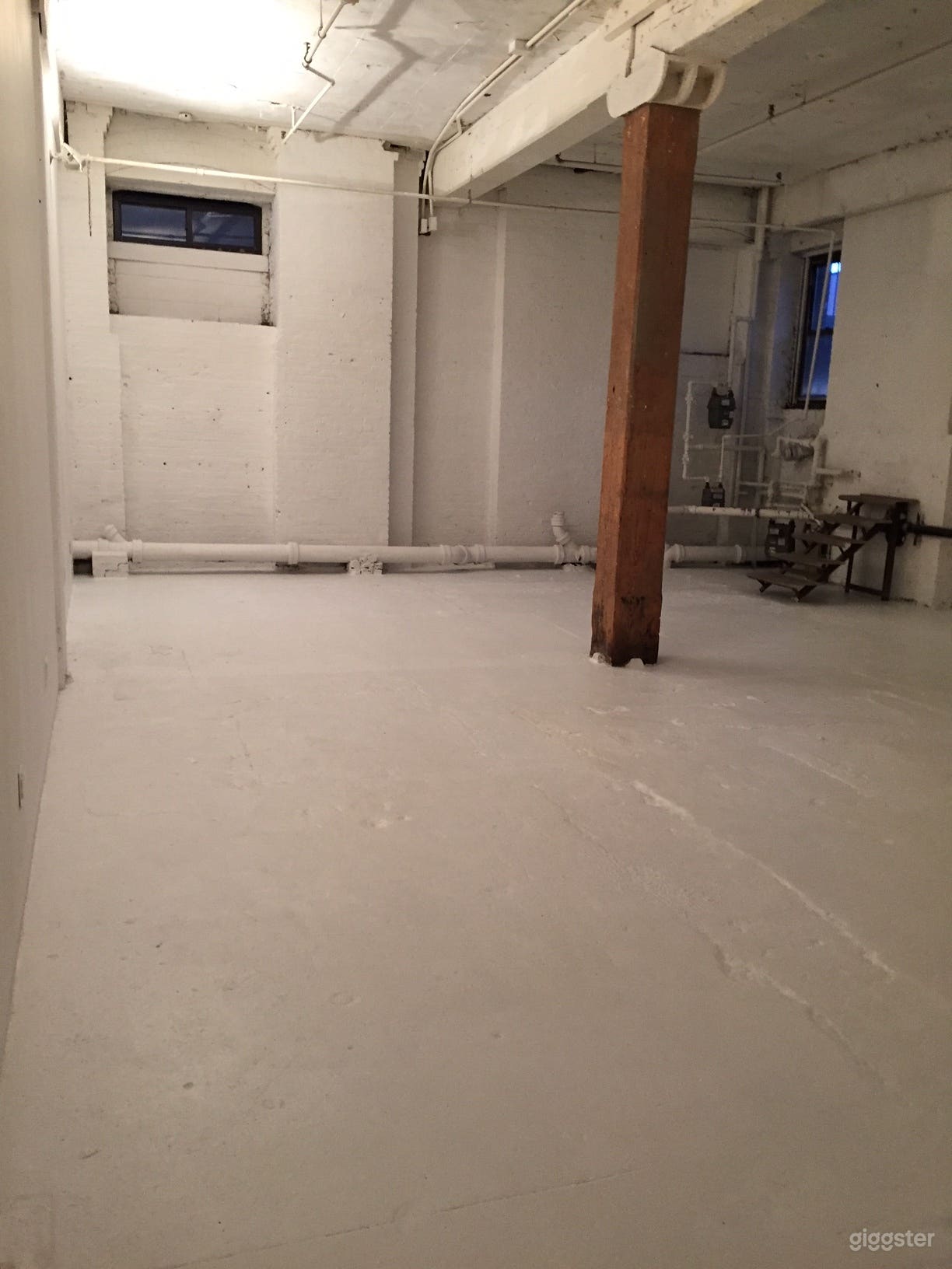 Bright And Clean Studio Photo 3