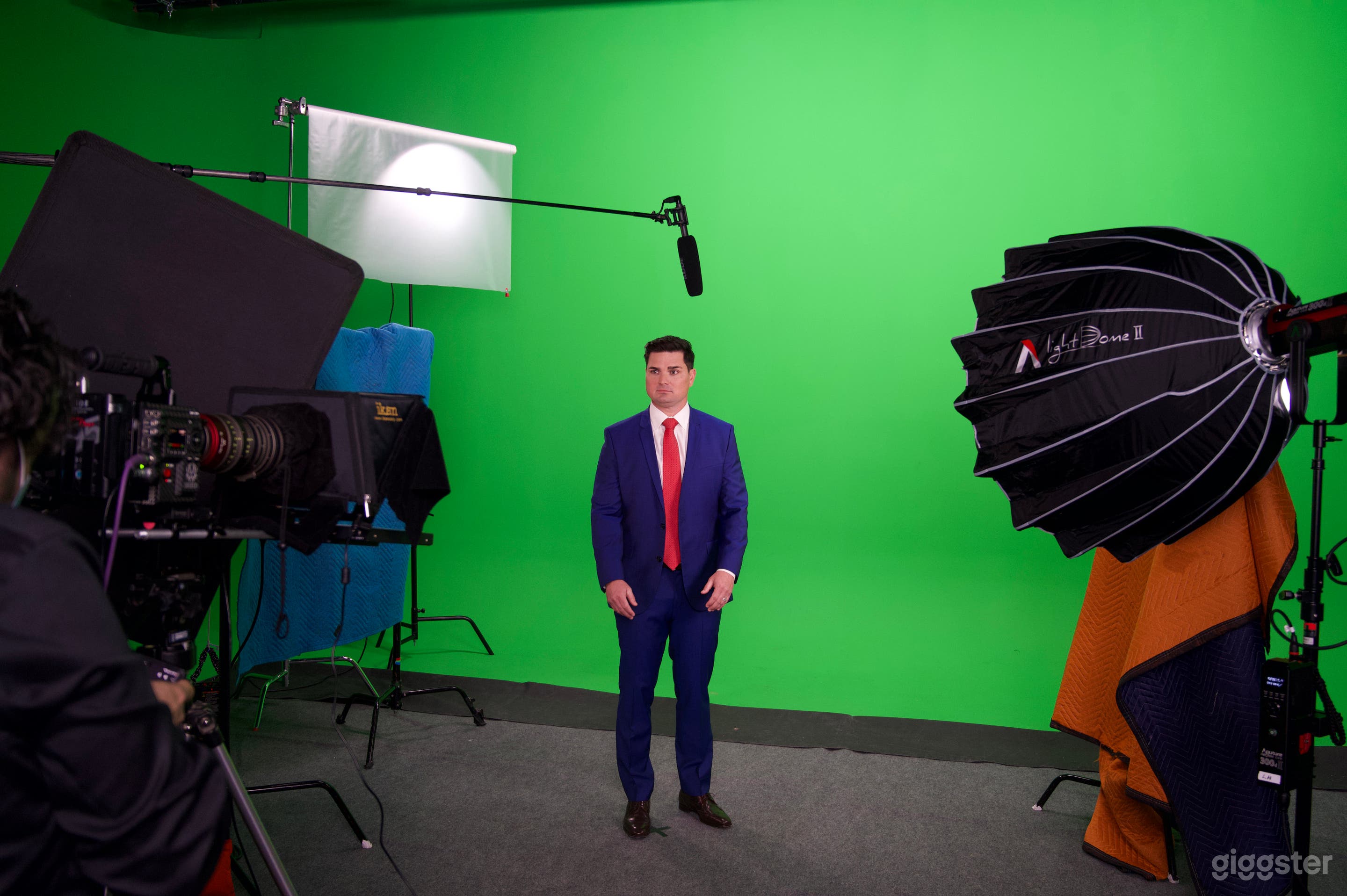 Spacious Professional Green Cyc for Production Photo 3