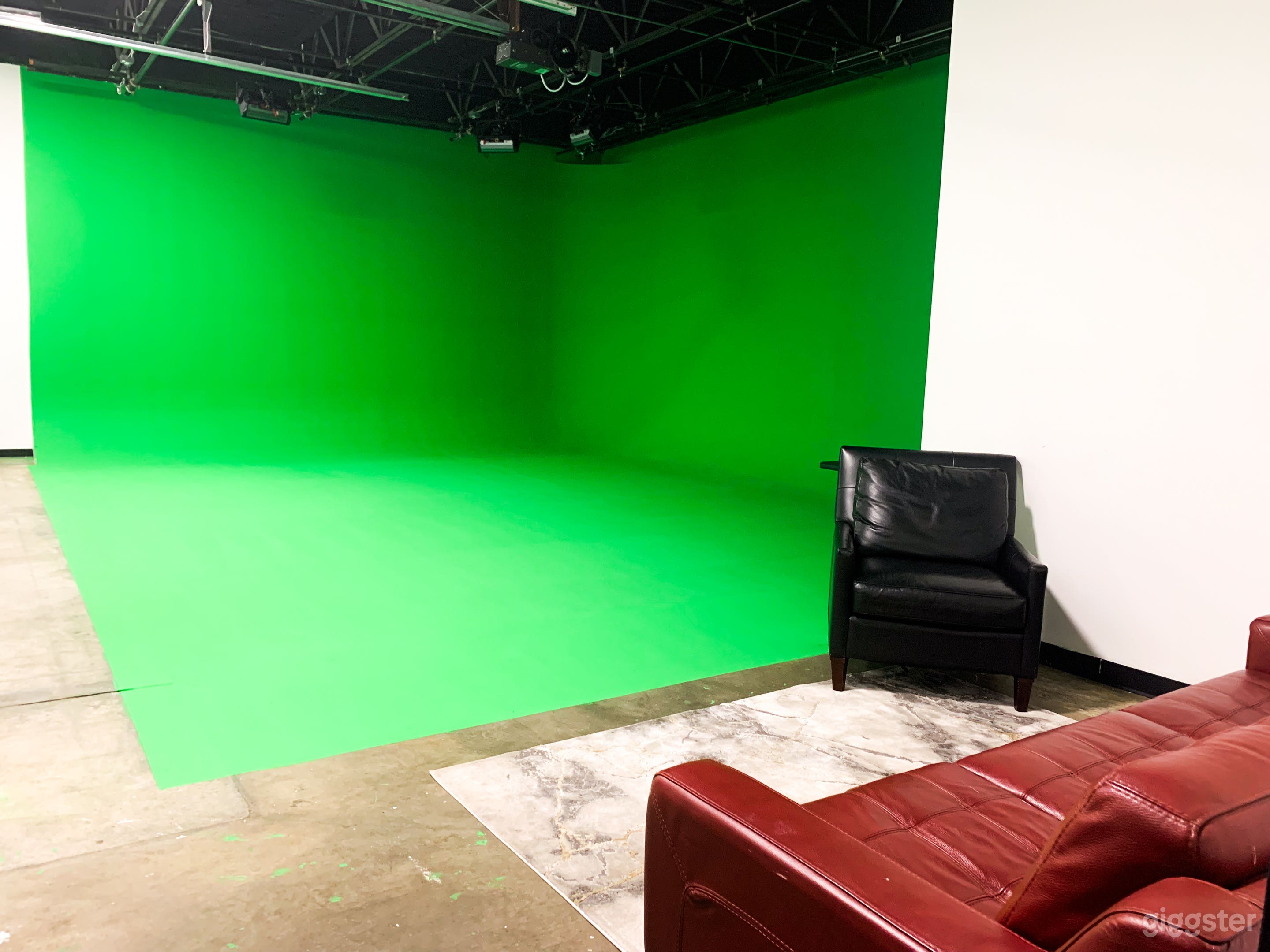 Spacious Professional Green Cyc for Production Photo 2