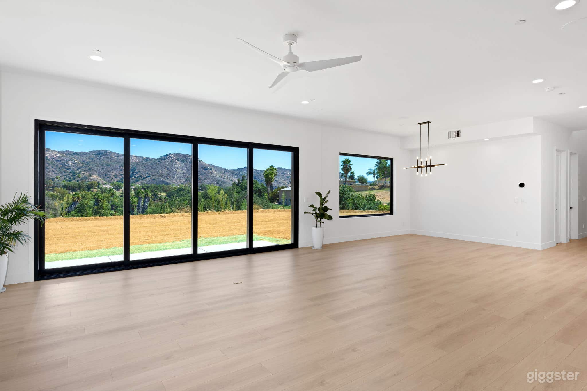 A Furnished New Build Modern Home on Over 2 Acres Photo 3
