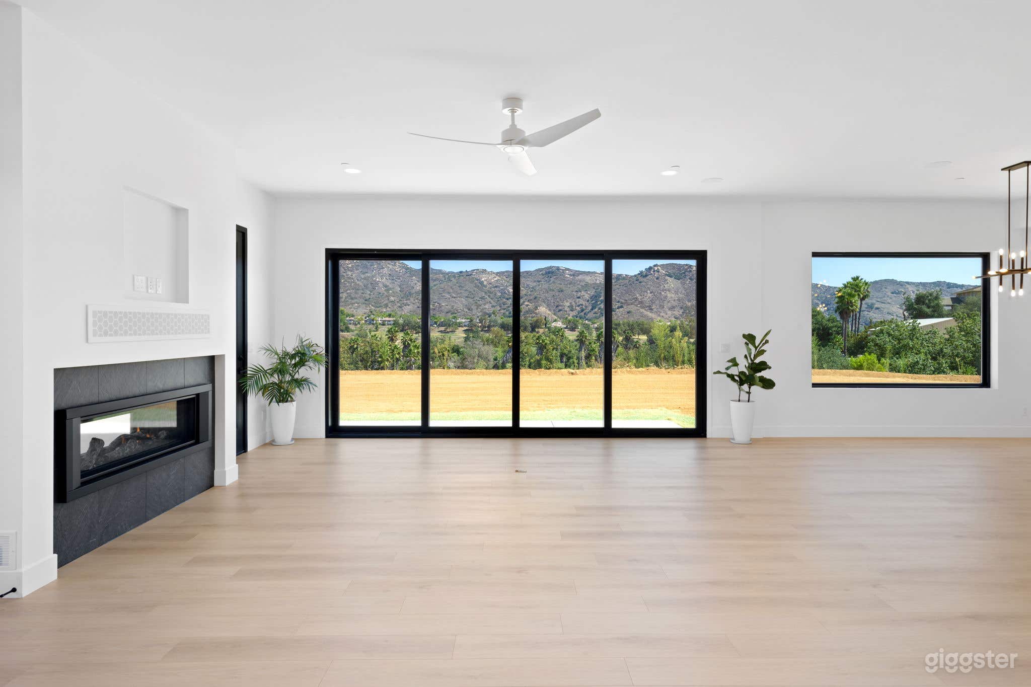 A Furnished New Build Modern Home on Over 2 Acres Photo 4