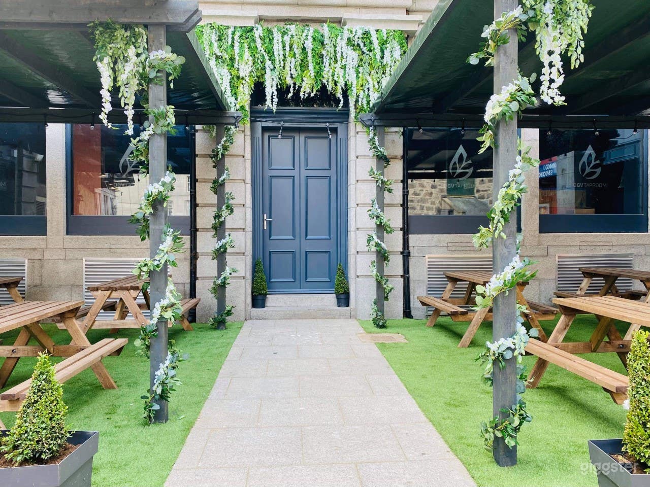 Cozy Beer Garden in Aberdeen Photo 4