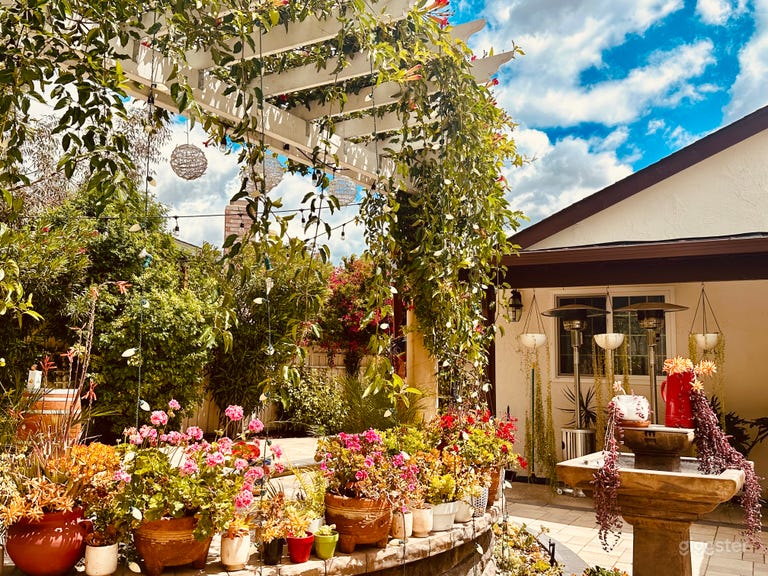  Backyard - Party,PhotoShoots,Small Private Events 