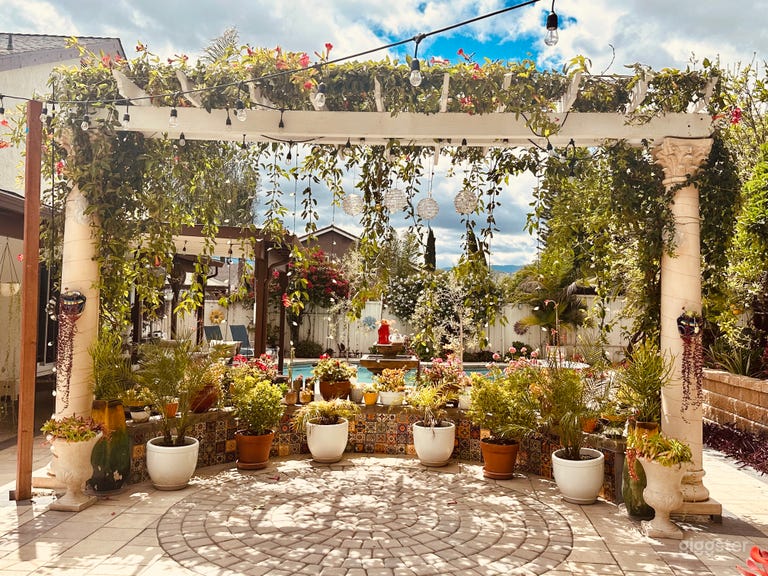  Backyard - Party,PhotoShoots,Small Private Events 