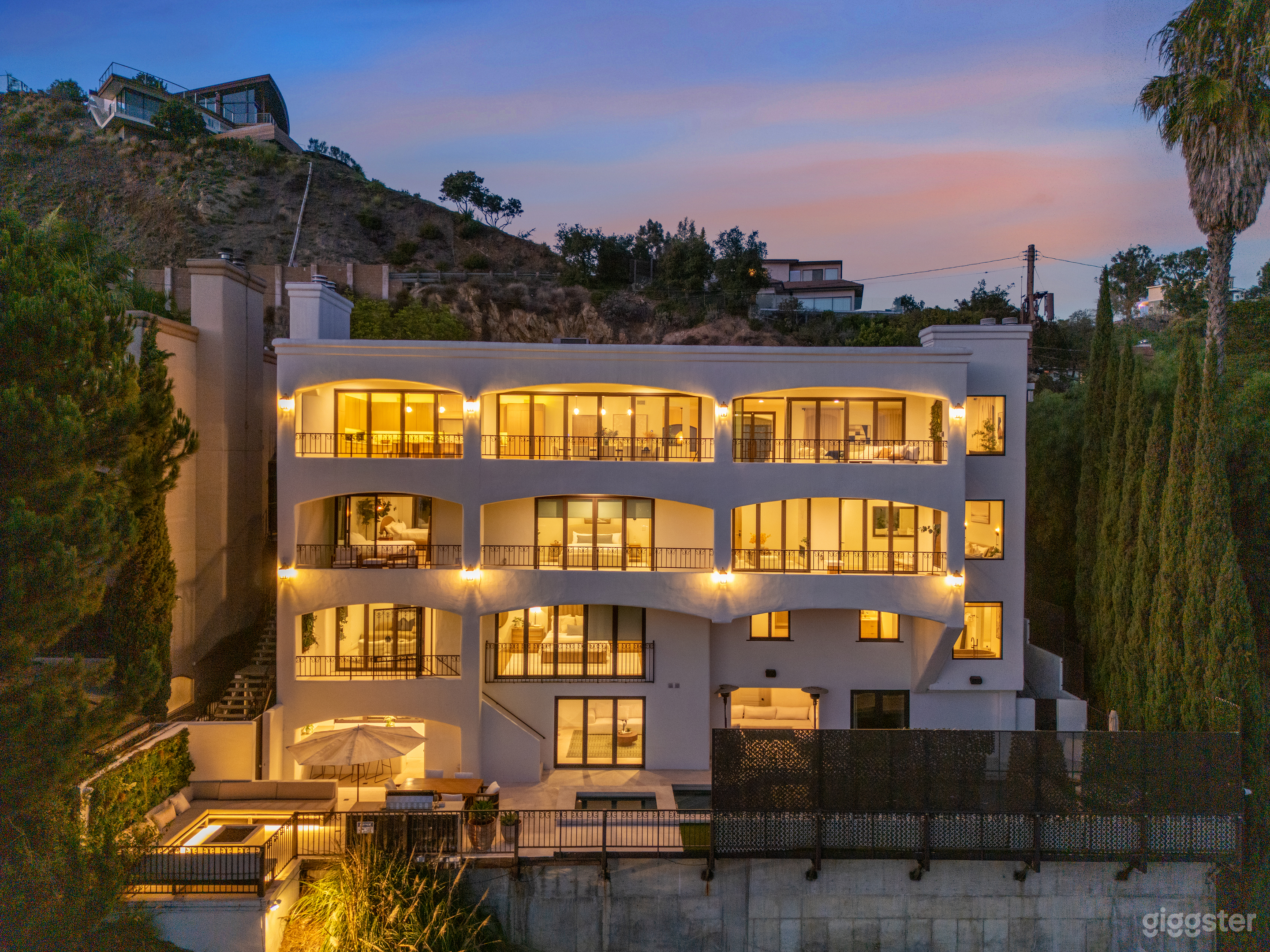 TERRACED MODERN WRAPPED IN GLASS &amp; LIGHT Photo 2