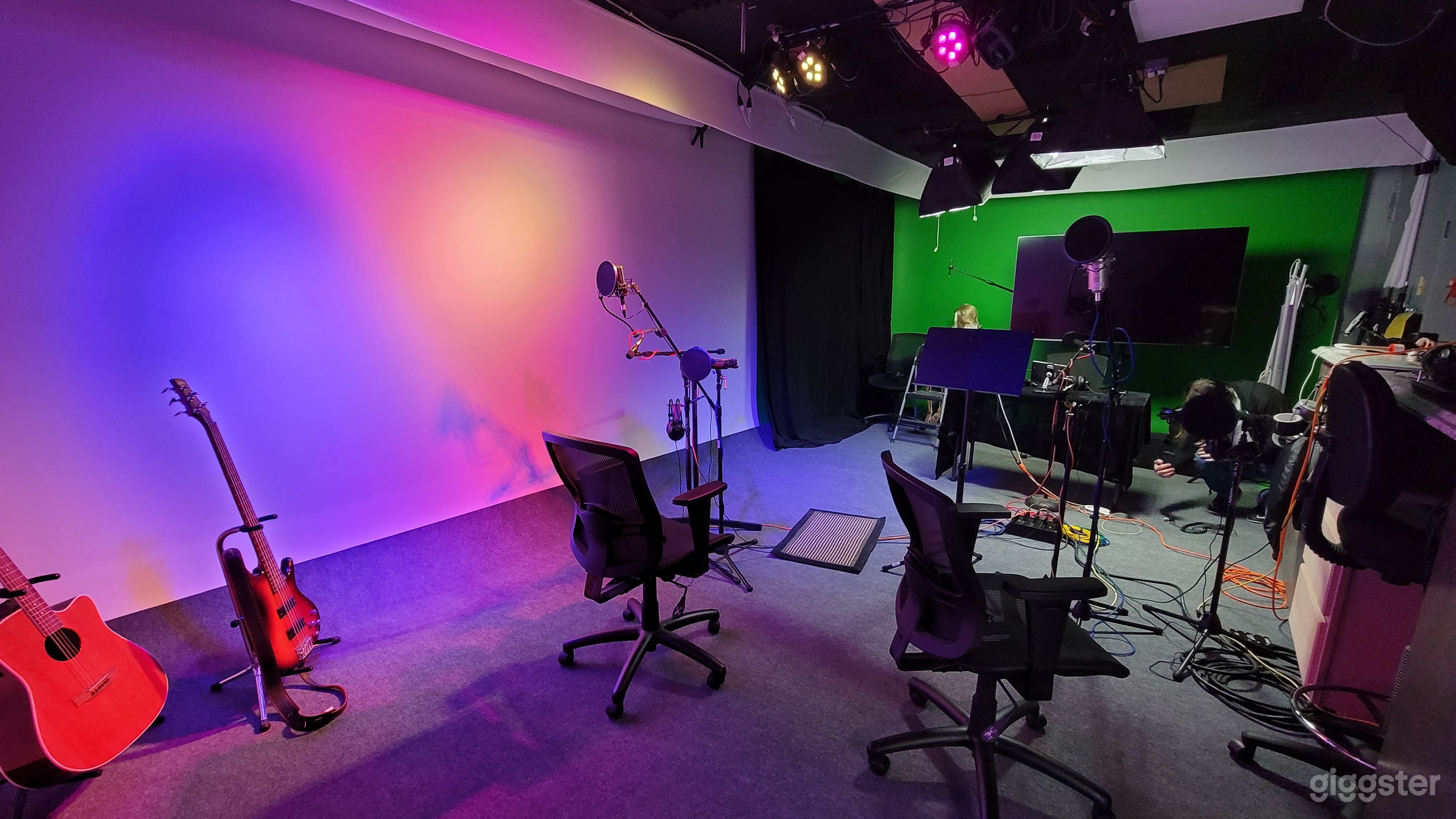 Studio A | Cyclorama | Lounge style Podcast studio Photo 3