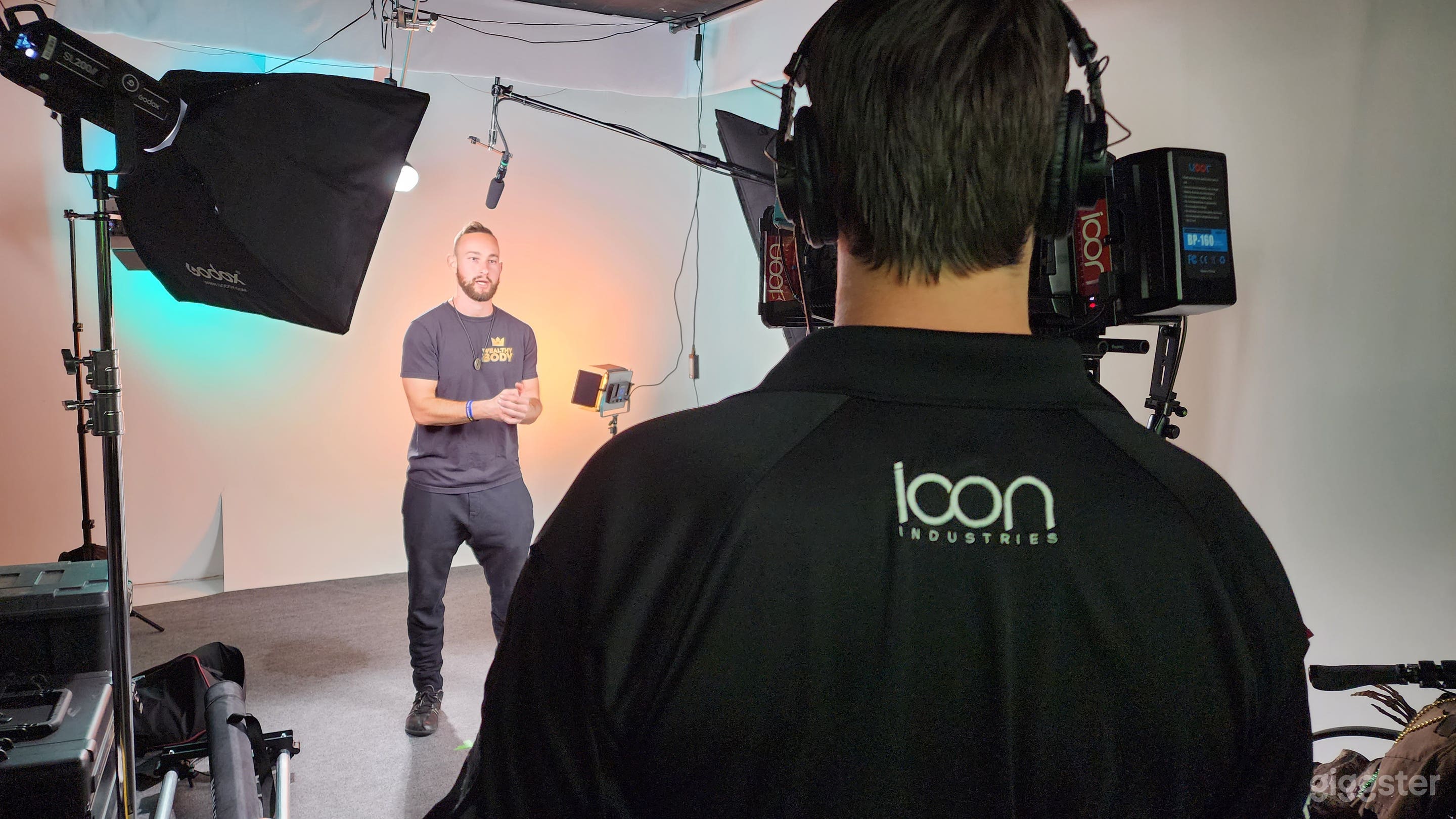 Studio A | Cyclorama | Lounge style Podcast studio Photo 4