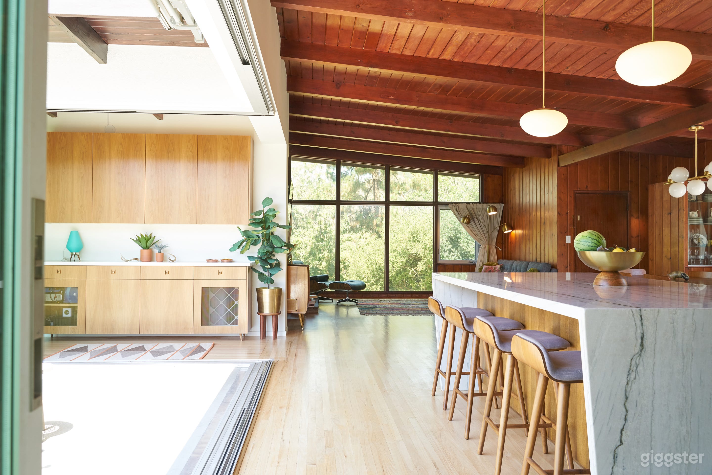 Post and Beam Mid-Century with panoramic views Photo 1