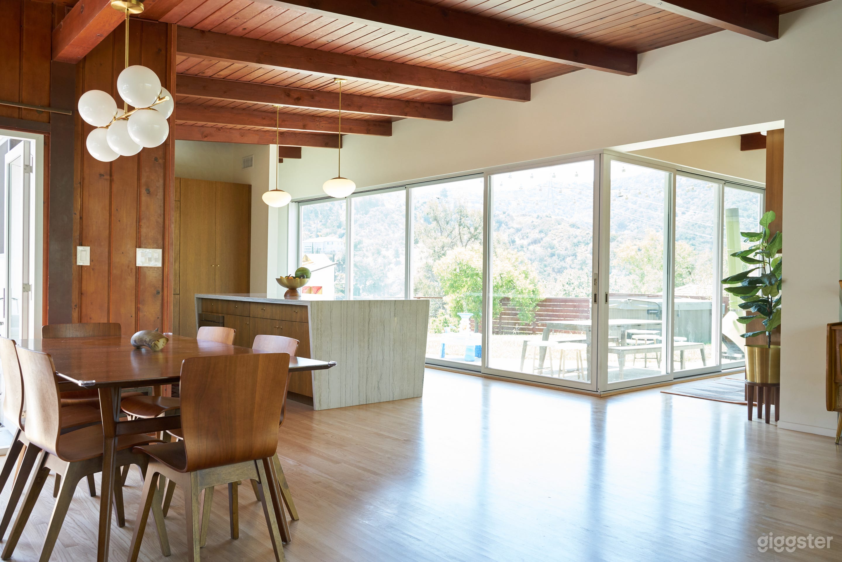 Post and Beam Mid-Century with panoramic views Photo 3