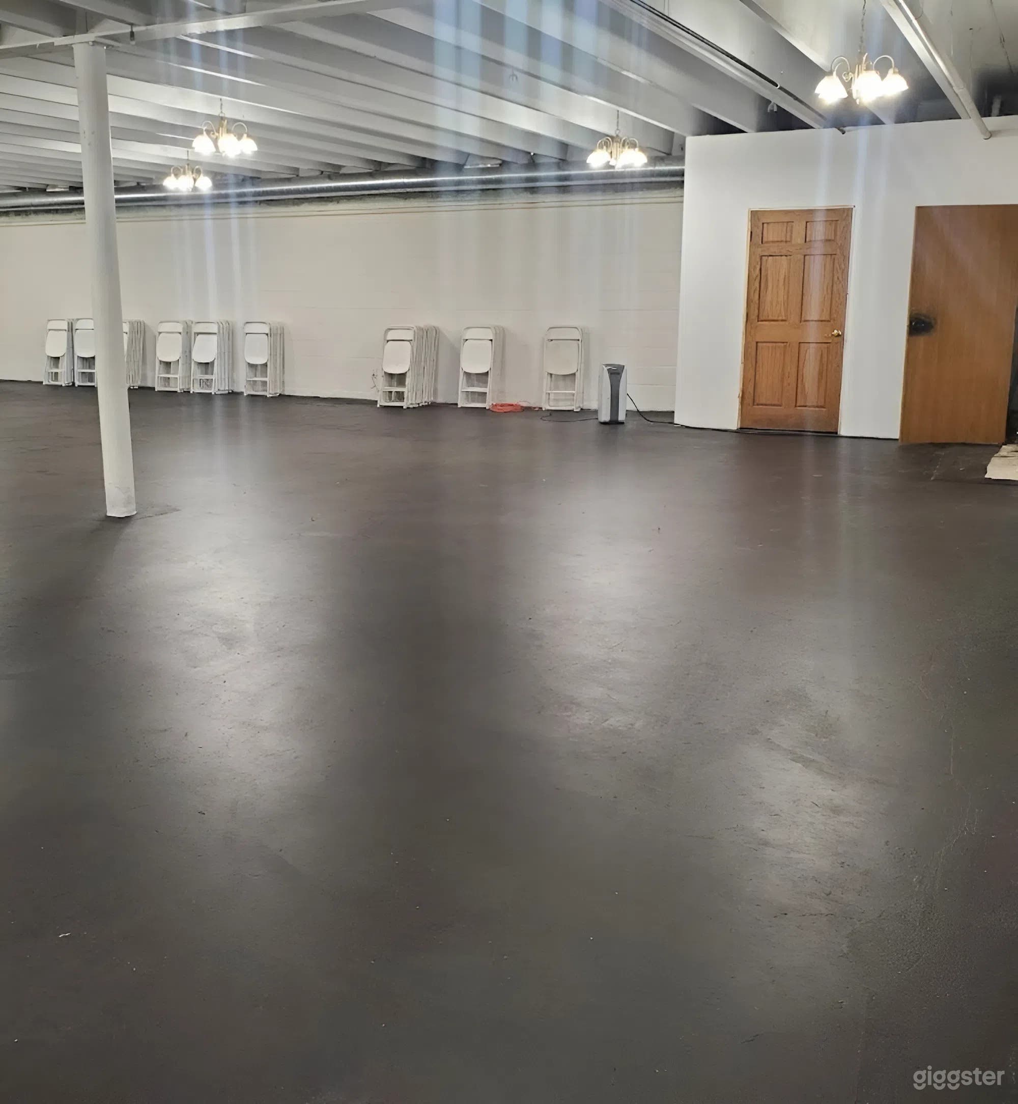 Spacious &amp; Charming Event Venue with Full-Service Staff Photo 4