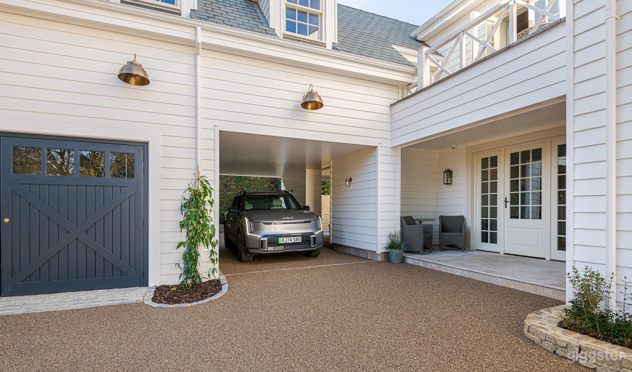 The Hamptons in Cobham with Pool House, Bar and Outdoor Bath Photo 3