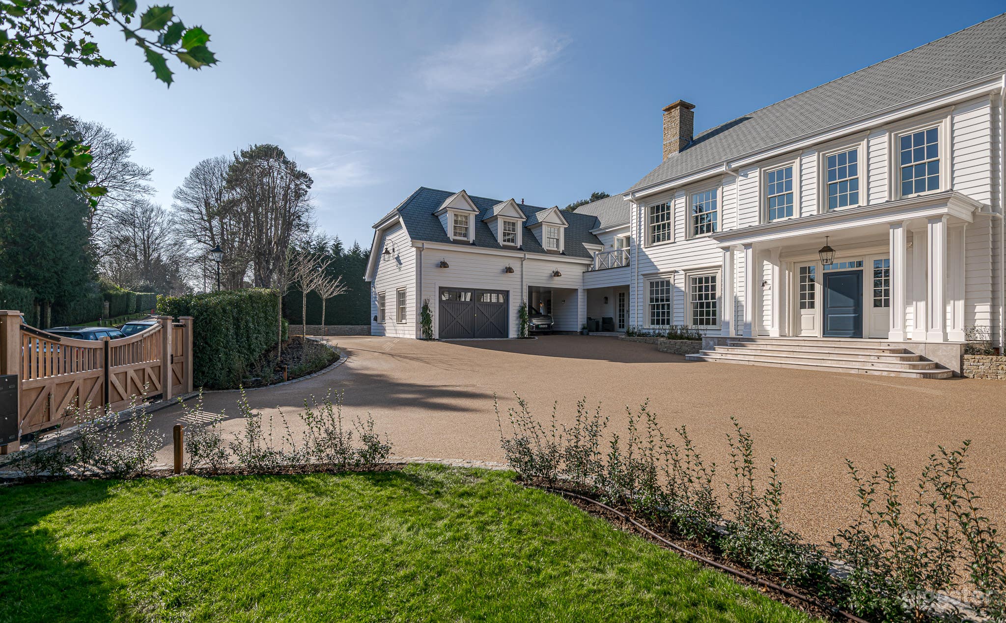 The Hamptons in Cobham with Pool House, Bar and Outdoor Bath Photo 4