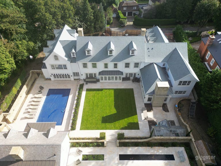  The Hamptons in Cobham with Pool House, Bar and Outdoor Bath 