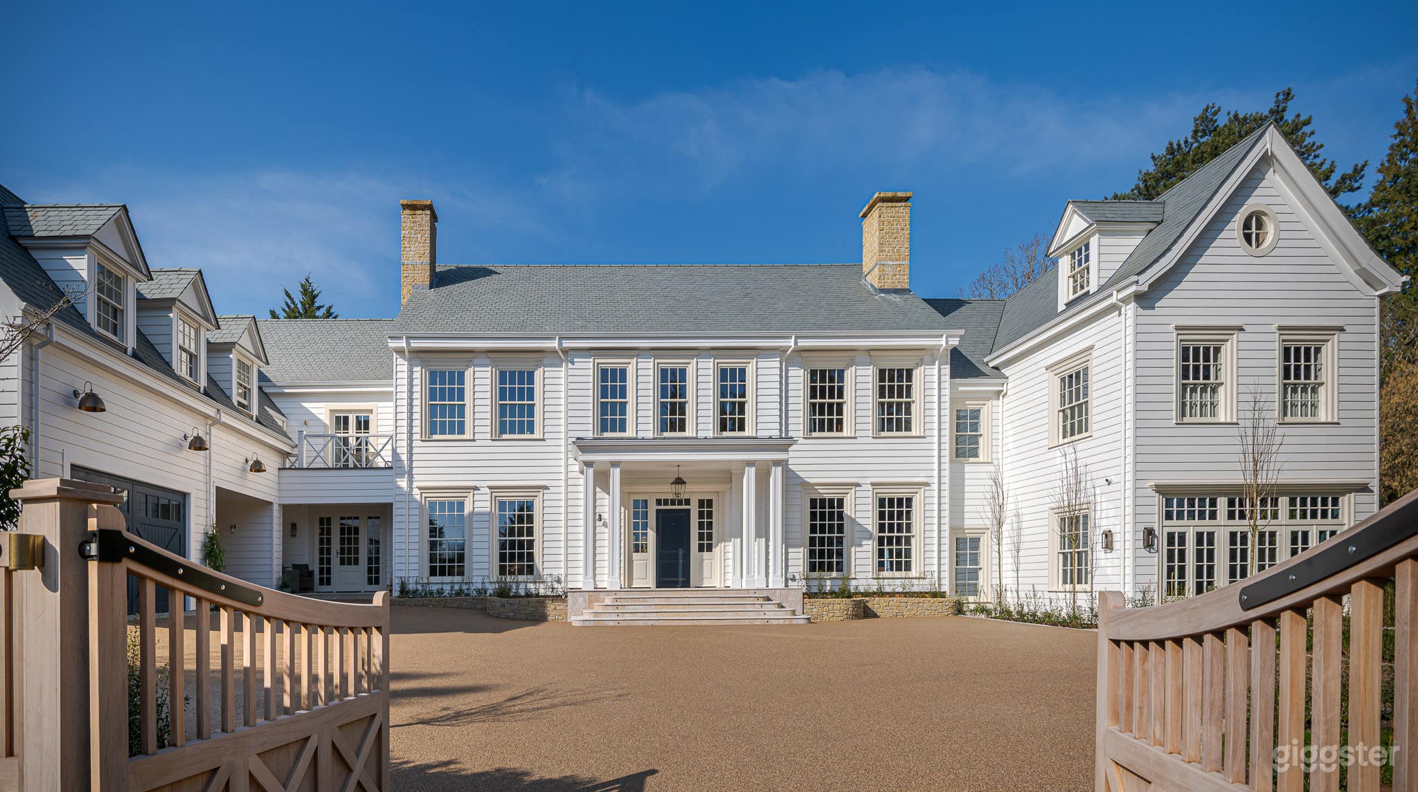 The Hamptons in Cobham with Pool House, Bar and Outdoor Bath Photo 2