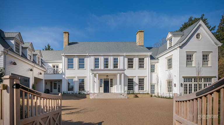  The Hamptons in Cobham with Pool House, Bar and Outdoor Bath 